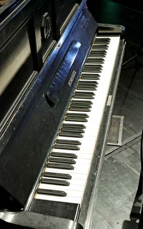 広島市の爆心地から２．６キロで被爆したピアノ。元の所有者と共に自宅で被害に遭ったが、火の手が回らず、焼失を免れた（長岡支社報道部・富山翼撮影）