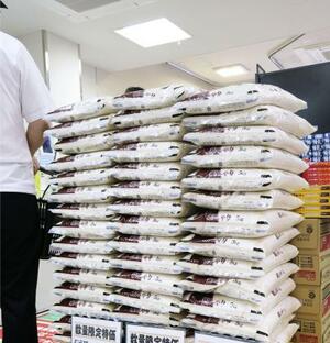 店頭で販売されている備蓄米=5月、川崎市