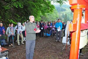 粟ケ岳の加茂市側ルートで開かれた山開きの神事＝２９日、加茂市