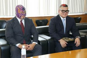新潟プロレスの三条大会を前に三条市役所を訪れたビッグ・THE・良寛選手(左)と鈴木敬喜選手