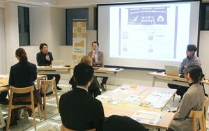 県内企業の社長３人が地元で働く魅力を伝えたトークイベント＝１日、東京・銀座