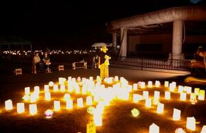 宮城県石巻市の震災遺構・大川小に並べられた紙灯籠=16日夕
