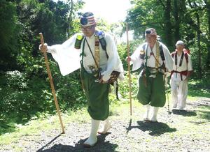 2人の修行仲間と三山駆けに挑んだ永月法聖さん(手前)=6月17日、佐渡市