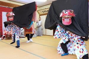 「岩戸舞」を披露する小学生=2日、長岡市葎谷