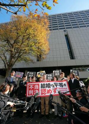 　同性カップルら８人が国に損害賠償を求めた東京第２次訴訟の控訴審判決を受け「不当判決」などと書かれた紙を掲げる原告ら＝２８日午前、東京高裁