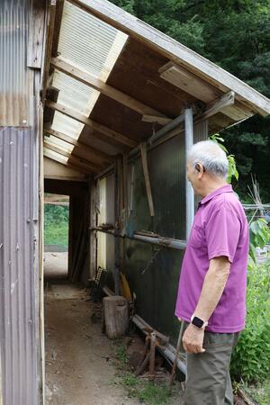 男性がクマと遭遇した飼育小屋=村上市越沢