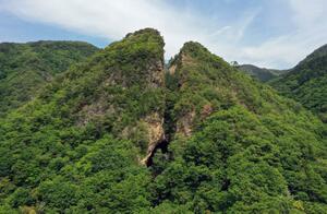 世界遺産登録を目指す「佐渡島の金山」のシンボル「道遊の割戸」=5月下旬、佐渡市