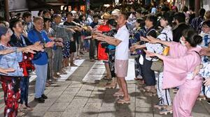 岐阜県郡上市で始まった「郡上踊」の「徹夜おどり」=13日夜