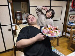 中高時代を過ごした「かにや旅館」を訪れた大相撲の大関大の里(手前)と寮母の田海恵津子さん=1月、新潟県糸魚川市(海洋高相撲部の田海哲也総監督提供)