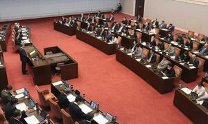 新潟県議会12月定例会本会議の一般質問で答弁する花角英世知事=12月9日、県議会