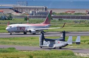 佐賀空港の滑走路に向かう陸自のV22オスプレイ(手前)=28日午前