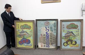絵看板について説明する西脇治雄さん=妙高市東陽町