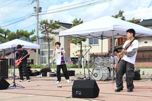 佐渡総合高校の生徒らが迫力ある演奏を披露した野外音楽フェス「高校生奏会」=佐渡市河原田諏訪町