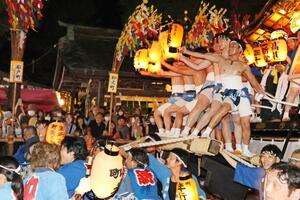 都野神社の坂を上がる「登り屋台」=長岡市与板町与板