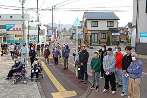 長岡市議選で候補者の演説に耳を傾ける有権者＝４月１６日、長岡市