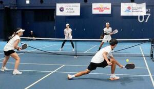　ピックルボール「ジャパンリーグ」のプロ部門でプレーする選手たち＝１４日、東京・有明テニスの森公園