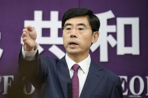 中国商務省の何亜東報道官=25年6月、北京(共同)