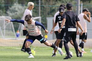 J1第29節清水戦に向けて、練習するDF舩木翔(中央)ら=12日、聖籠町
