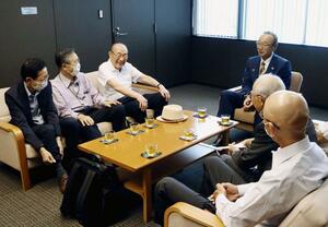 渡辺竜五市長(右から3人目)と面会する「佐渡を世界遺産にする会」のメンバーら=7月31日、佐渡市役所