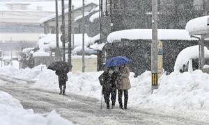 　積雪した福井市内を歩く人たち＝１月