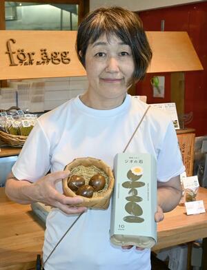 燻製卵「ジオの石」を手にする渡辺洋子さん=糸魚川市平牛