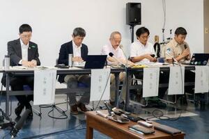 記者会見する「知床ヒグマ対策連絡会議」のメンバー=11日午後、北海道斜里町役場