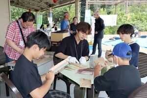 竹の間伐材を使ったもの作り体験などが行われたフェア=7月13日、新潟市中央区清五郎