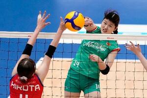 　ＮＥＣ川崎―大阪Ｍ　第３セット、スパイクを放つ大阪Ｍ・大山（右）＝東急ドレッセとどろきアリーナ