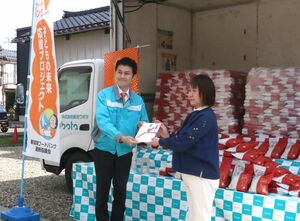 新潟クボタの吉田丈夫社長(左)と県フードバンク連絡協議会の山下浩子会長=三条市北新保1