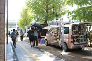 キッチンカーなどが並ぶ「東大通みちばたリビング」=新潟市中央区東大通1