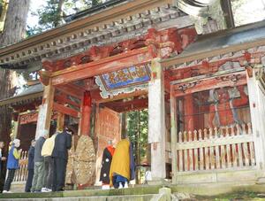 11月8日に行われた金剛力士像の閉眼供養式。右の像が阿形像=南魚沼市雲洞