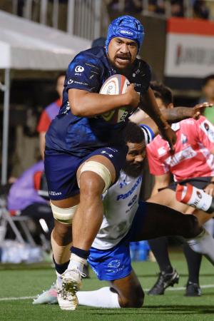 　浦安―埼玉　後半、突進する浦安・イオアネ。そのままトライを決める＝秩父宮