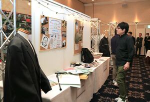 会場に展示された山口壽道さんの写真や遺品=6月25日、長岡市東坂之上町1