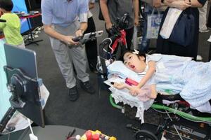 障害のある子ども向けのゲーム体験会で、テレビゲームを楽しむ参加者=6日午後、東京都品川区