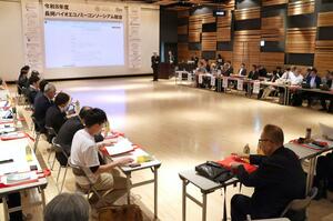 バイオ関連企業や大学などが集まり、活動発表を行った「長岡バイオエコノミーコンソーシアム」の総会＝２２日、アオーレ長岡