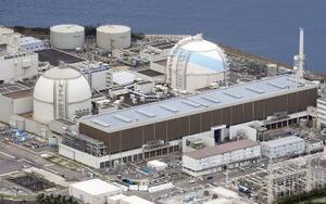 九州電力玄海原発の(右から)3号機と4号機=昨年4月、佐賀県玄海町