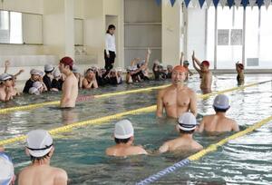 　宮城県内のスイミングスクールで行われた小学生の水泳授業＝２０２５年６月