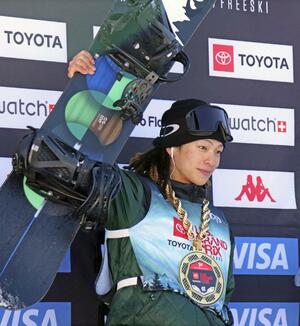 スノーボードW杯ハーフパイプ第2戦の男子で優勝した平野歩夢=2024年12月、コッパーマウンテン(共同)