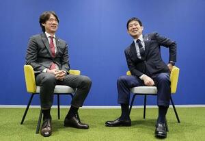 対談で笑顔を見せる洪明甫監督(左)と森保一監督