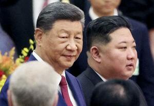 2025年9月、レセプションに臨む中国の習近平国家主席(左)と北朝鮮の金正恩朝鮮労働党総書記=北京の人民大会堂(ロイター=共同)