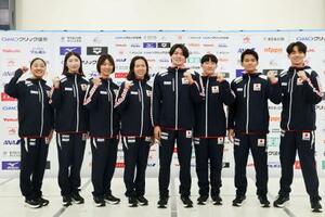 　アジア大会競泳代表に決まった（左から）成田実生、池江璃花子、鈴木聡美、梶本一花、松下知之、大橋信、田渕海斗、村佐達也＝２３日、東京都内