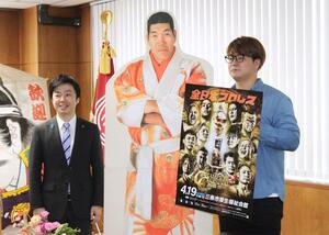 試合をPRするプロレスラーの青柳優馬選手(右)=三条市