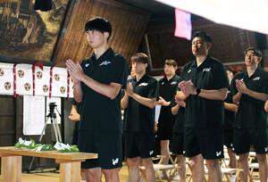 必勝祈願を行う新潟アルビレックスBBの選手ら=9月12日、新潟市中央区