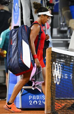 女子シングルス１回戦で敗退し、引き揚げる大坂なおみ＝パリ（共同）