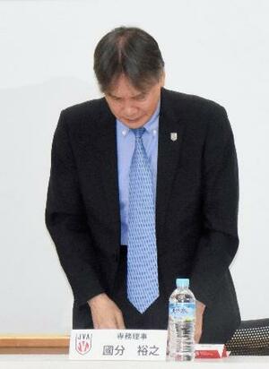 佐藤駿一郎容疑者の逮捕を受け、謝罪する日本バレーボール協会の国分裕之専務理事=28日午後、東京都北区の味の素ナショナルトレーニングセンター