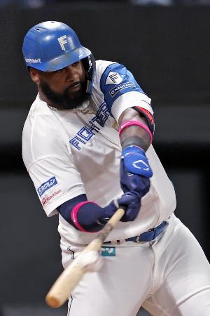 8回日本ハム2死一、二塁、レイエスが右越えに逆転の2点打を放つ=エスコンフィールド