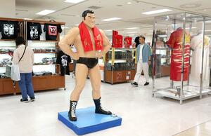 新潟伊勢丹で始まったアントニオ猪木展＝３日、新潟市中央区