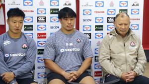 記者会見するラグビー日本代表のジョーンズHC(右)ら=27日、福岡市((c)JRFU)