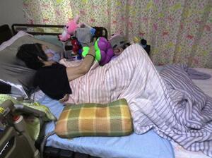 ほぼ寝たきりの状態になったのに、障害年金を不支給と判定された柴山恵里さん(仮名)=9月、大阪市