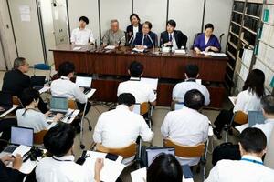 　全国統一教会被害対策弁護団と被害者らが開いた記者会見＝２０日午後、東京・霞が関の司法記者クラブ